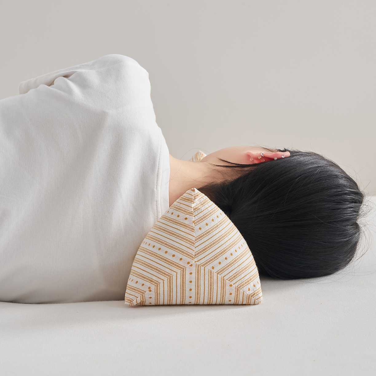 91家纺网 家纺一手货源 找家纺 乐可 2026新款彩条三角枕荞麦枕香丸枕枕头枕芯 彩条三角枕-荞麦款-黄