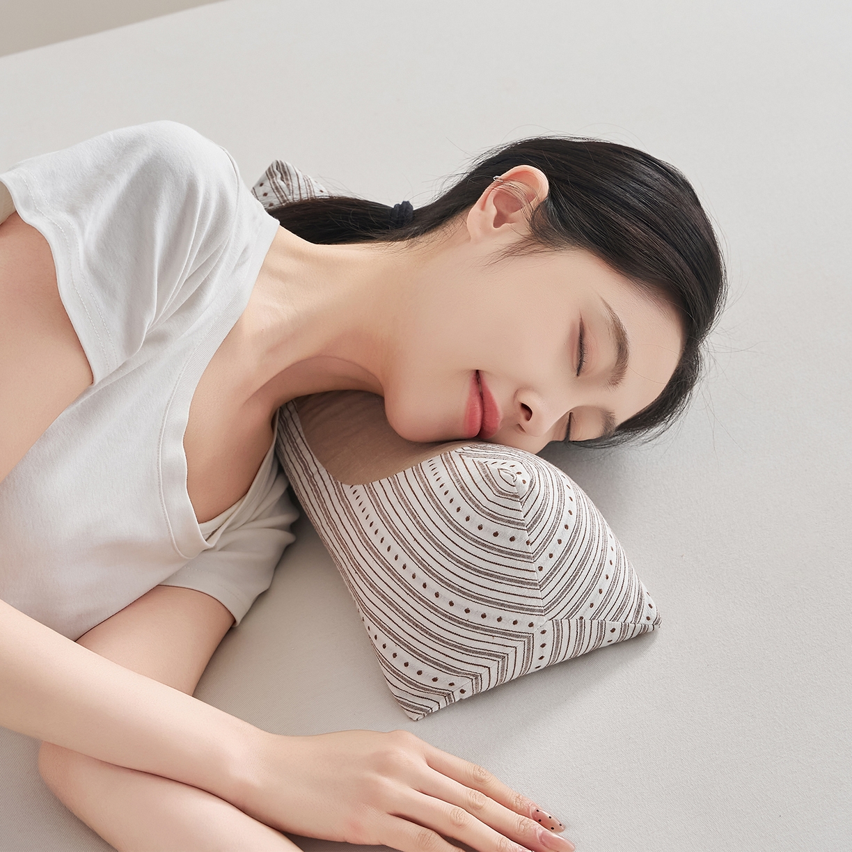 91家纺网 家纺一手货源 找家纺 乐可 2026新款彩条三角枕荞麦枕香丸枕枕头枕芯 彩条三角枕-荞麦款-棕