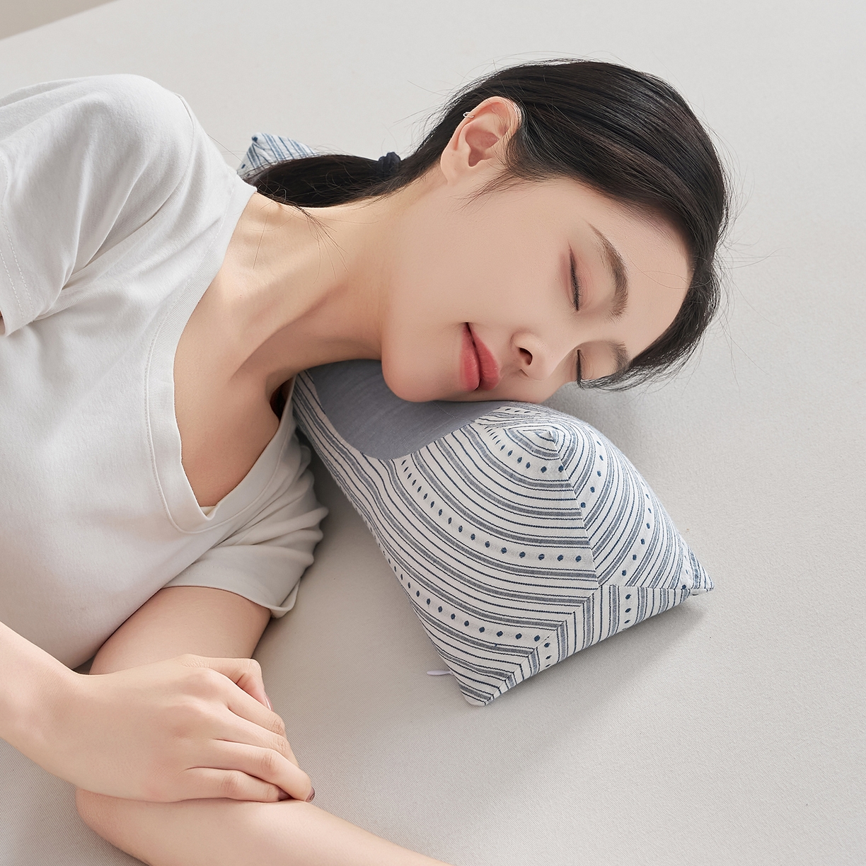 91家纺网 家纺一手货源 找家纺 乐可 2026新款彩条三角枕荞麦枕香丸枕枕头枕芯 彩条三角枕-香丸款-蓝