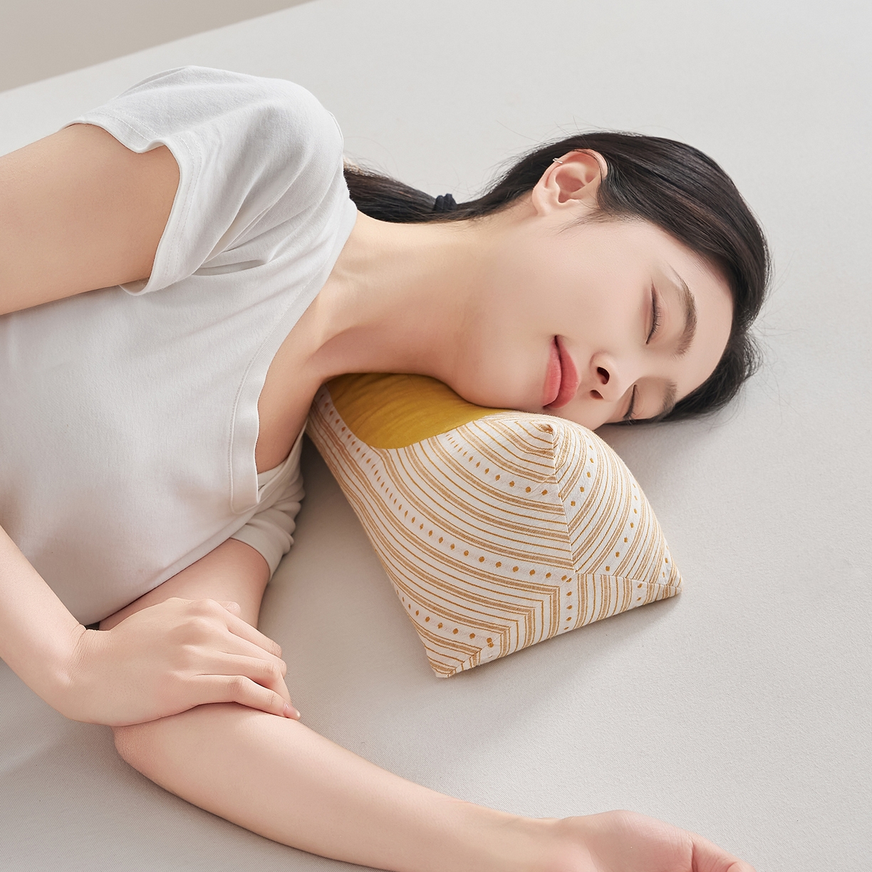 91家纺网 家纺一手货源 找家纺 乐可 2026新款彩条三角枕荞麦枕香丸枕枕头枕芯 彩条三角枕-荞麦款-黄