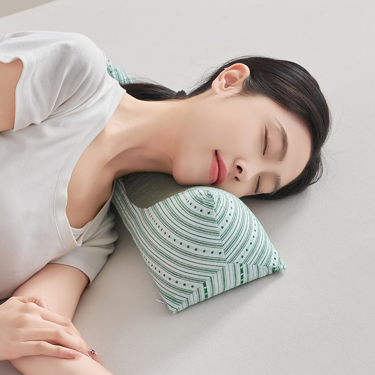 91家纺网 家纺一手货源 找家纺 乐可 2026新款彩条三角枕荞麦枕香丸枕枕头枕芯 彩条三角枕-香丸款-绿