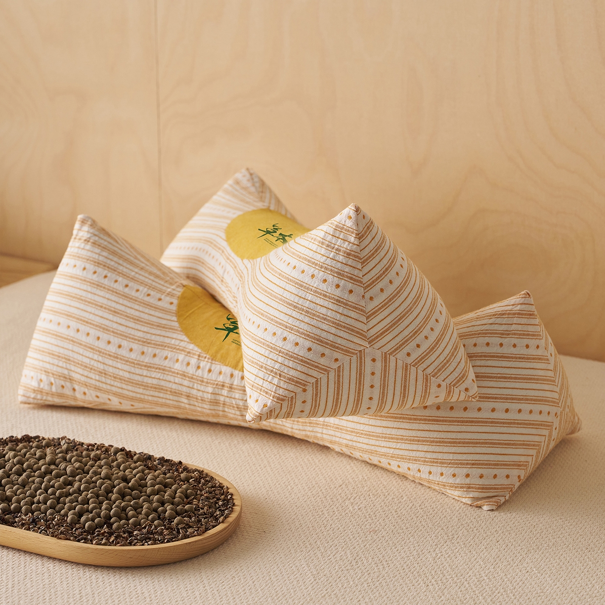 91家纺网 家纺一手货源 找家纺 乐可 2026新款彩条三角枕荞麦枕香丸枕枕头枕芯 彩条三角枕-荞麦款-黄