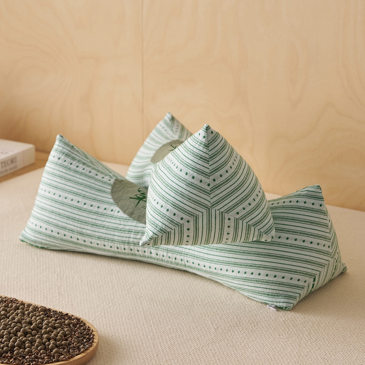 91家纺网 家纺一手货源 找家纺 乐可 2026新款彩条三角枕荞麦枕香丸枕枕头枕芯 彩条三角枕-香丸款-绿