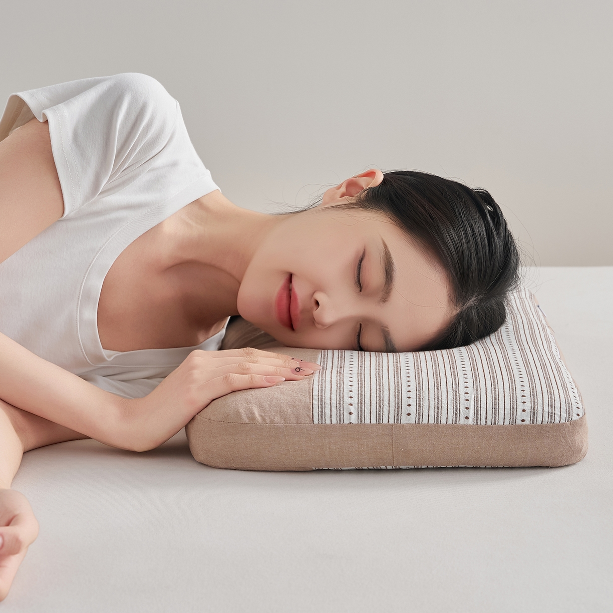 91家纺网 家纺一手货源 找家纺 乐可 2026新款彩条双拼枕荞麦枕香丸枕枕头枕芯 彩条双拼枕-香丸款-棕