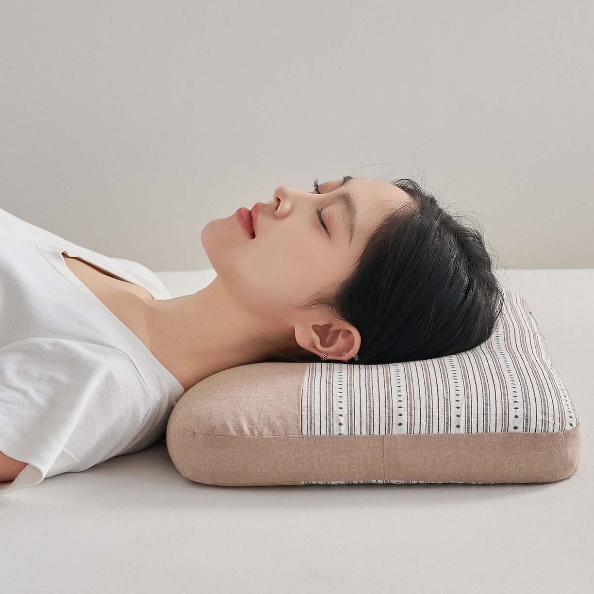 91家纺网 家纺一手货源 找家纺 乐可 2026新款彩条双拼枕荞麦枕香丸枕枕头枕芯 彩条双拼枕-荞麦款-棕