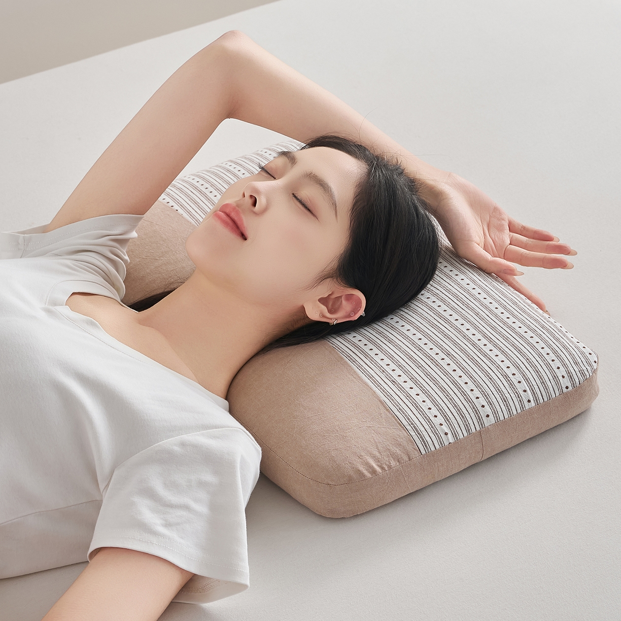 91家纺网 家纺一手货源 找家纺 乐可 2026新款彩条双拼枕荞麦枕香丸枕枕头枕芯 彩条双拼枕-香丸款-棕