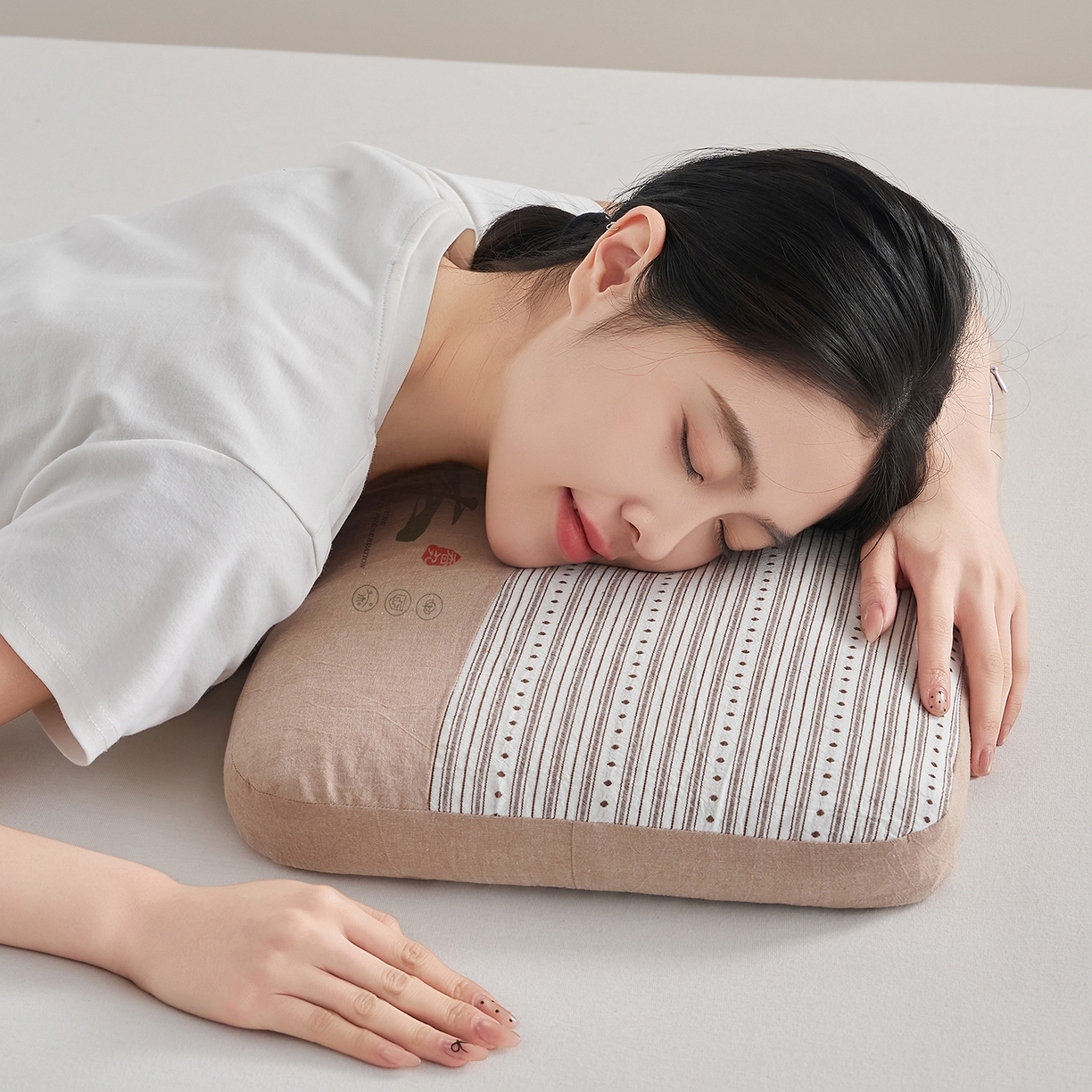 91家纺网 家纺一手货源 找家纺 乐可 2026新款彩条双拼枕荞麦枕香丸枕枕头枕芯 彩条双拼枕-荞麦款-棕