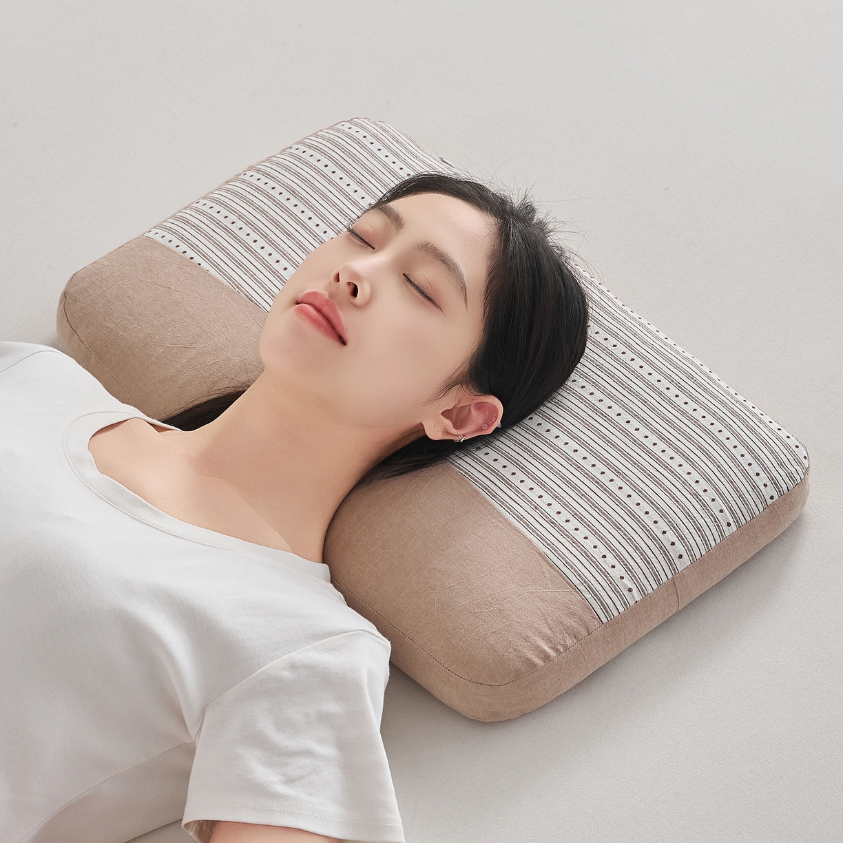 91家纺网 家纺一手货源 找家纺 乐可 2026新款彩条双拼枕荞麦枕香丸枕枕头枕芯 彩条双拼枕-荞麦款-棕