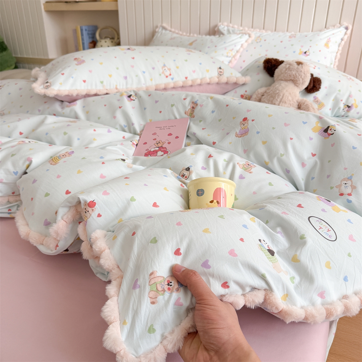 91家纺网 家纺一手货源 找家纺 吾欢心 2026春夏新款古法水洗仿棉毛球花边款四件套 甜心宝贝