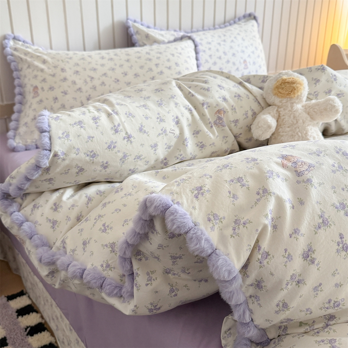 91家纺网 家纺一手货源 找家纺 吾欢心 2026春夏新款古法水洗仿棉毛球花边款四件套 丛林小兔