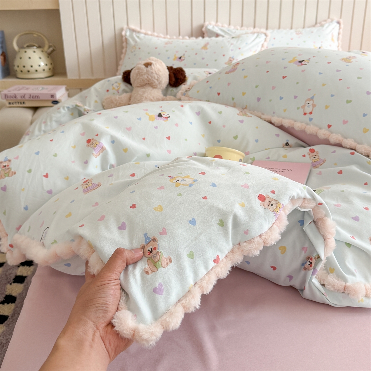 91家纺网 家纺一手货源 找家纺 吾欢心 2026春夏新款古法水洗仿棉毛球花边款四件套 甜心宝贝