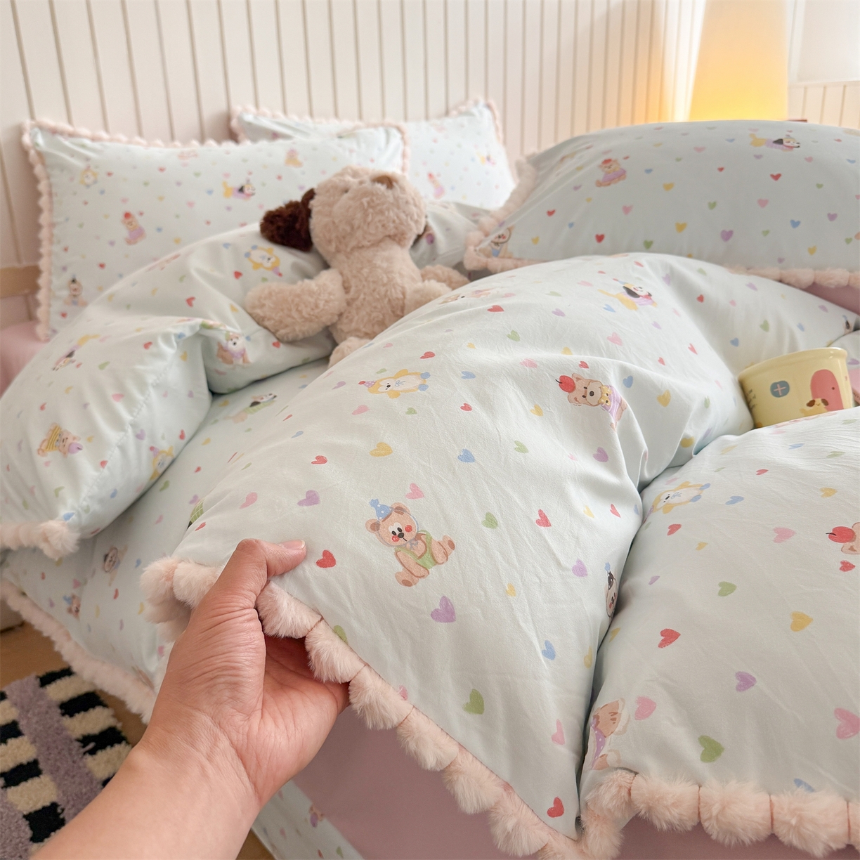 91家纺网 家纺一手货源 找家纺 吾欢心 2026春夏新款古法水洗仿棉毛球花边款四件套 甜心宝贝