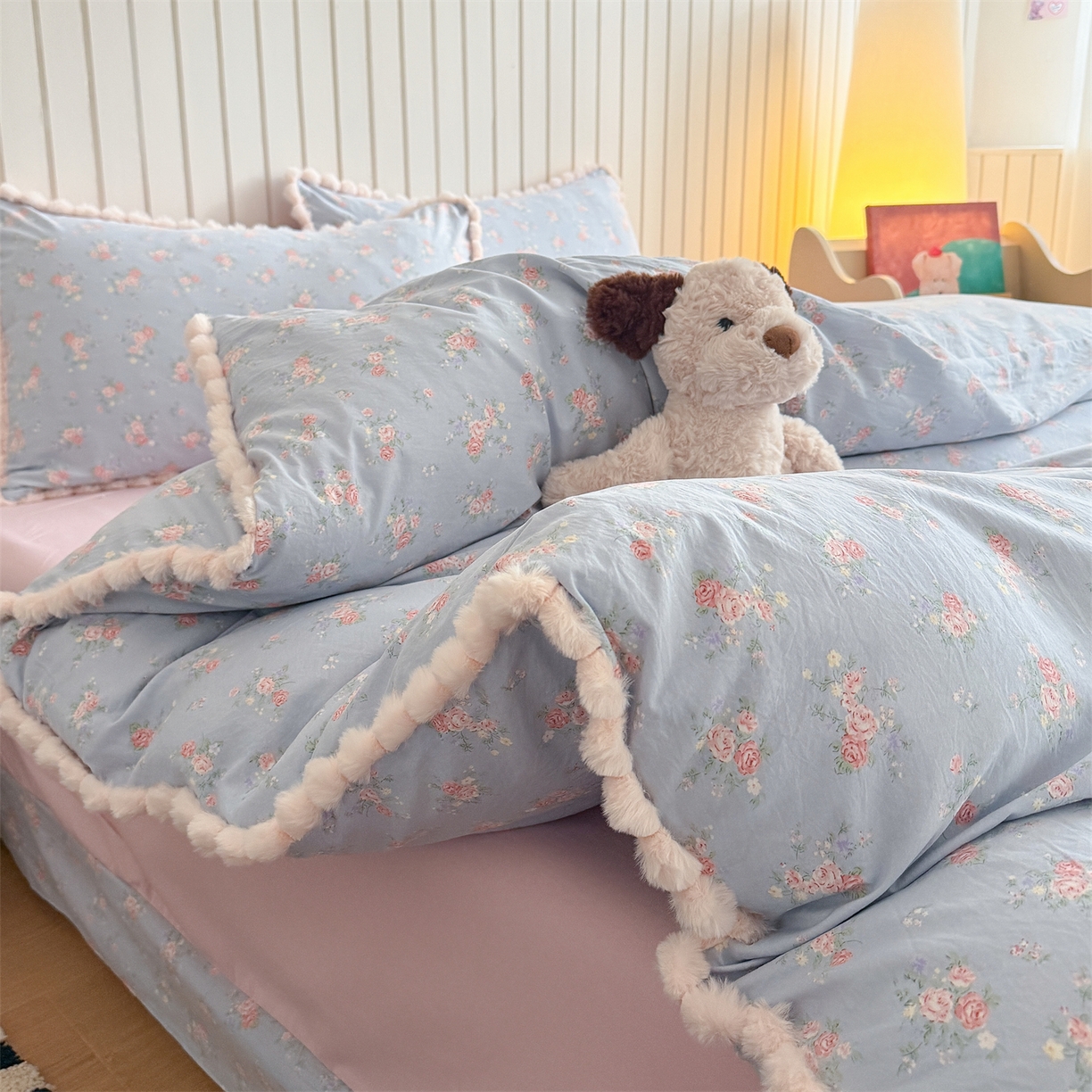 91家纺网 家纺一手货源 找家纺 吾欢心 2026春夏新款古法水洗仿棉毛球花边款四件套 半岛花园