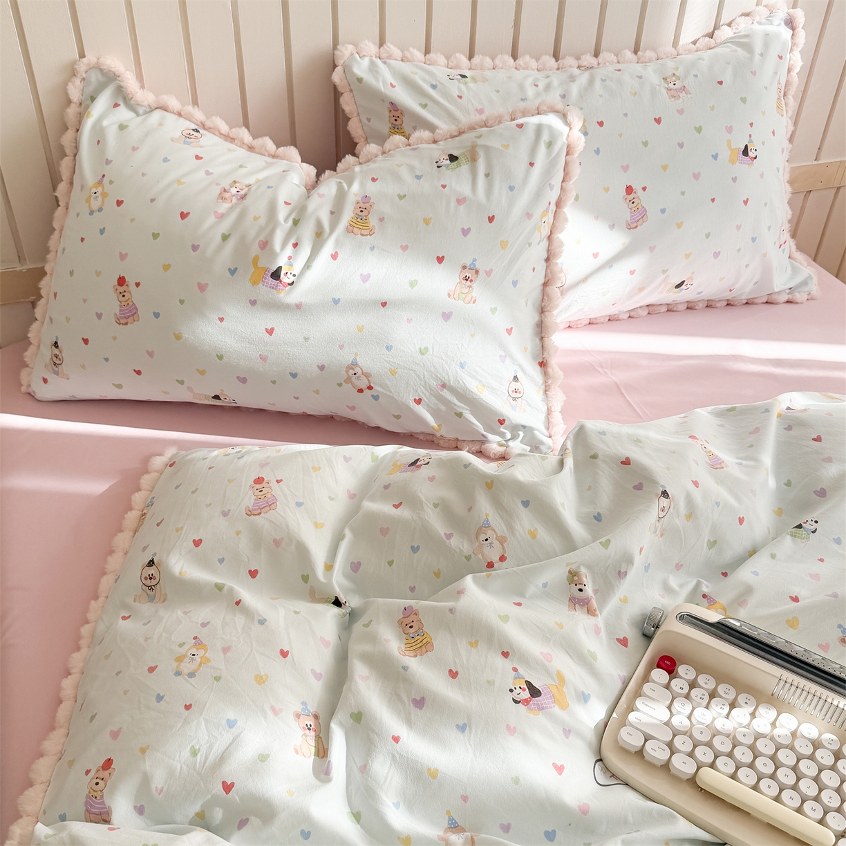 91家纺网 家纺一手货源 找家纺 吾欢心 2026春夏新款古法水洗仿棉毛球花边款四件套 甜心宝贝