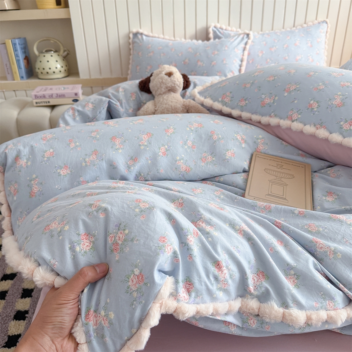 91家纺网 家纺一手货源 找家纺 吾欢心 2026春夏新款古法水洗仿棉毛球花边款四件套 半岛花园