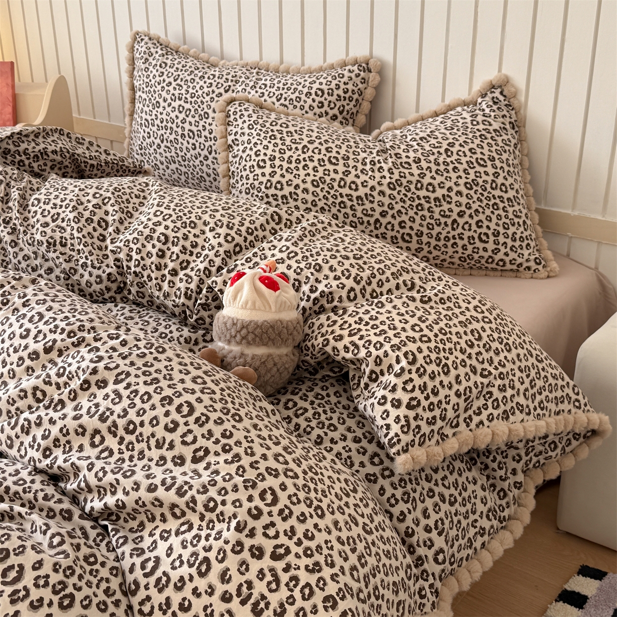 91家纺网 家纺一手货源 找家纺 （总）吾欢心 2026春夏新款古法水洗仿棉毛球花边款四件套