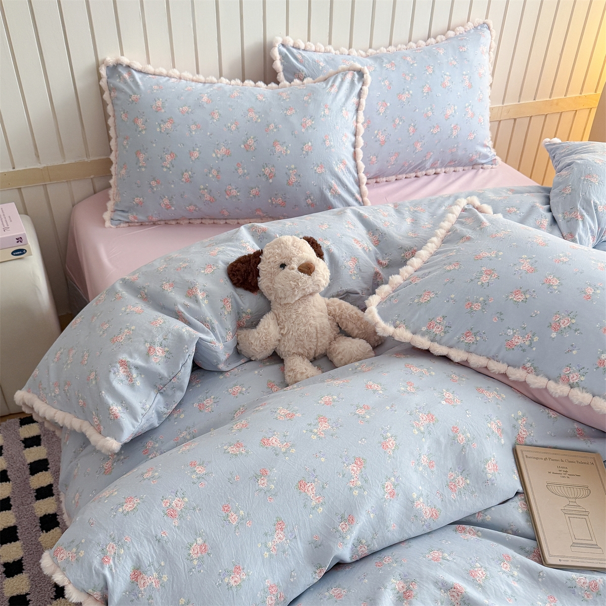 91家纺网 家纺一手货源 找家纺 吾欢心 2026春夏新款古法水洗仿棉毛球花边款四件套 半岛花园