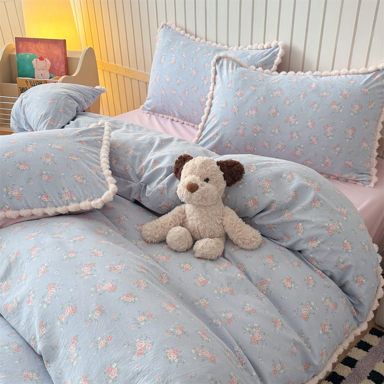 91家纺网 家纺一手货源 找家纺 吾欢心 2026春夏新款古法水洗仿棉毛球花边款四件套 半岛花园