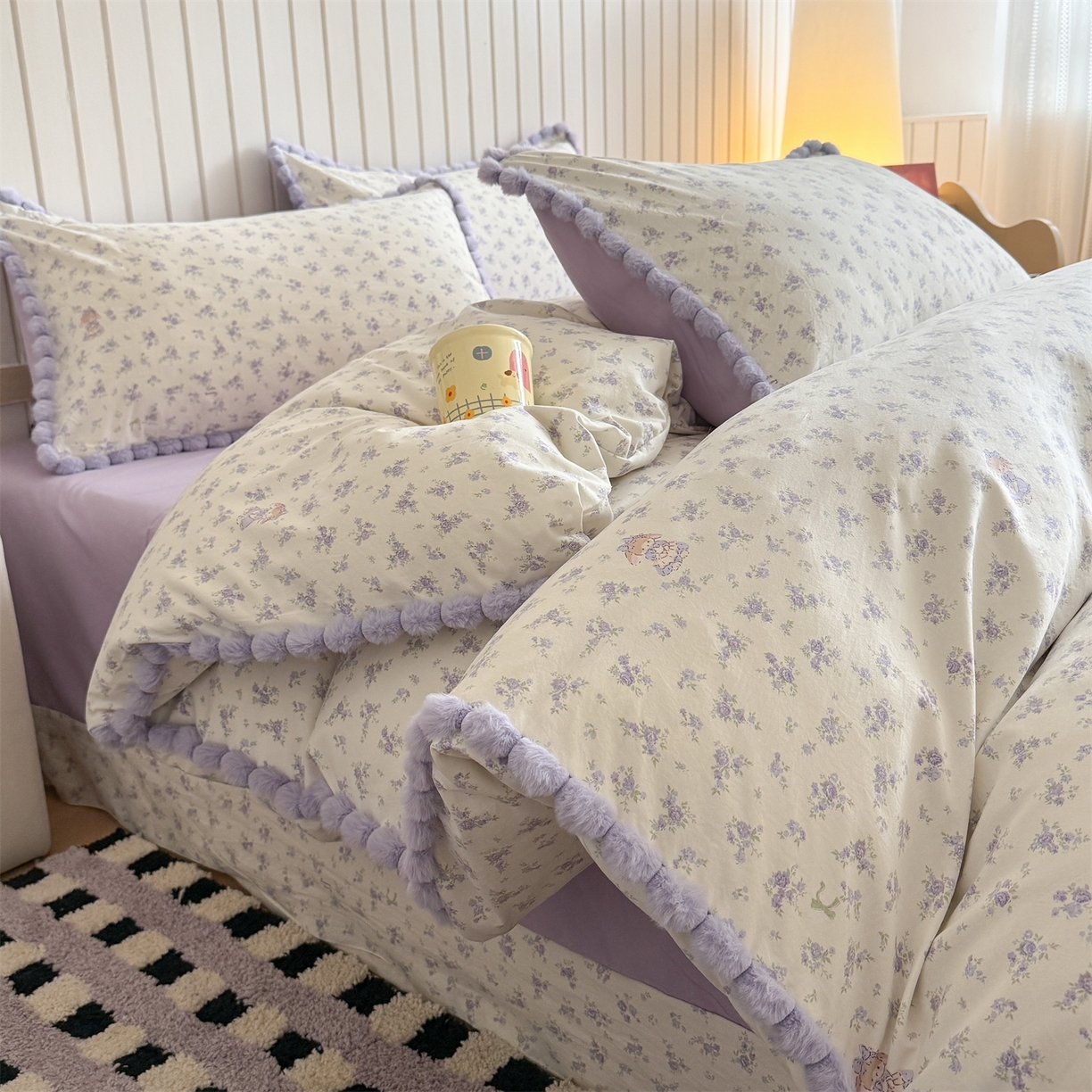 91家纺网 家纺一手货源 找家纺 吾欢心 2026春夏新款古法水洗仿棉毛球花边款四件套 丛林小兔