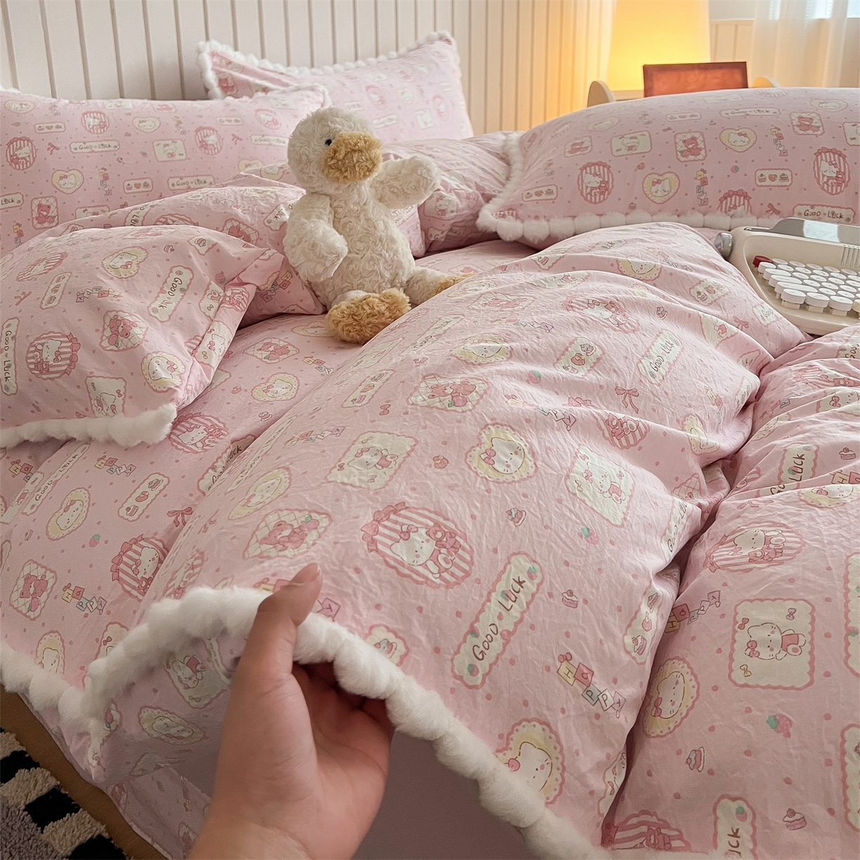 91家纺网 家纺一手货源 找家纺 吾欢心 2026春夏新款古法水洗仿棉毛球花边款四件套 幸运小猫