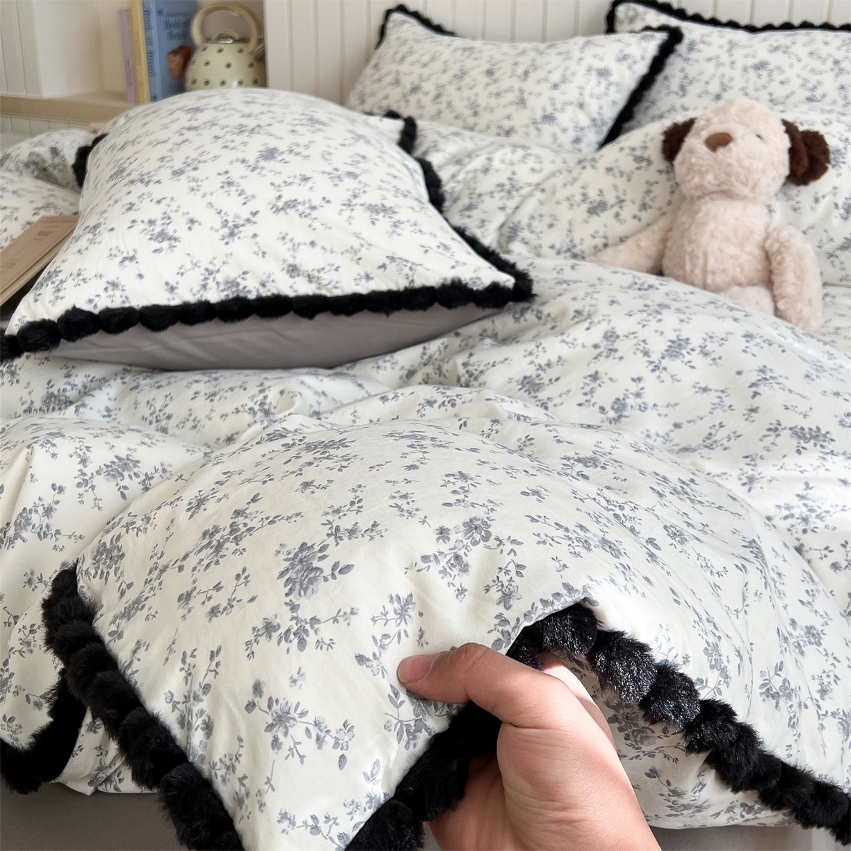 91家纺网 家纺一手货源 找家纺 吾欢心 2026春夏新款古法水洗仿棉毛球花边款四件套 茶野