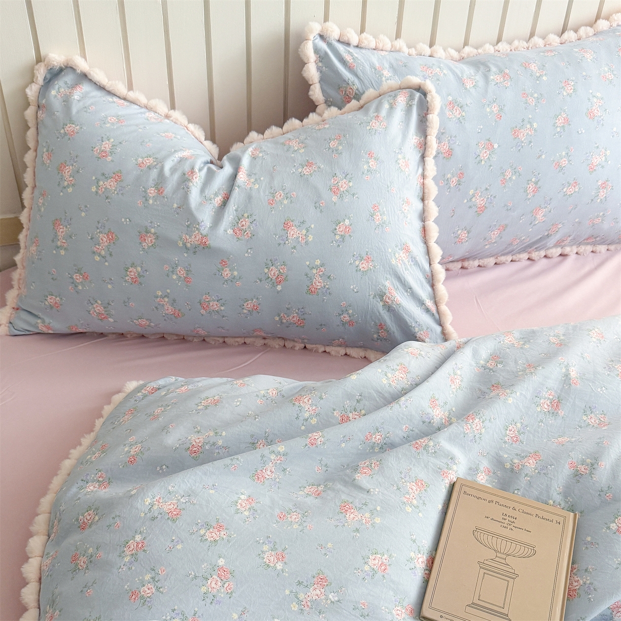 91家纺网 家纺一手货源 找家纺 吾欢心 2026春夏新款古法水洗仿棉毛球花边款四件套 半岛花园