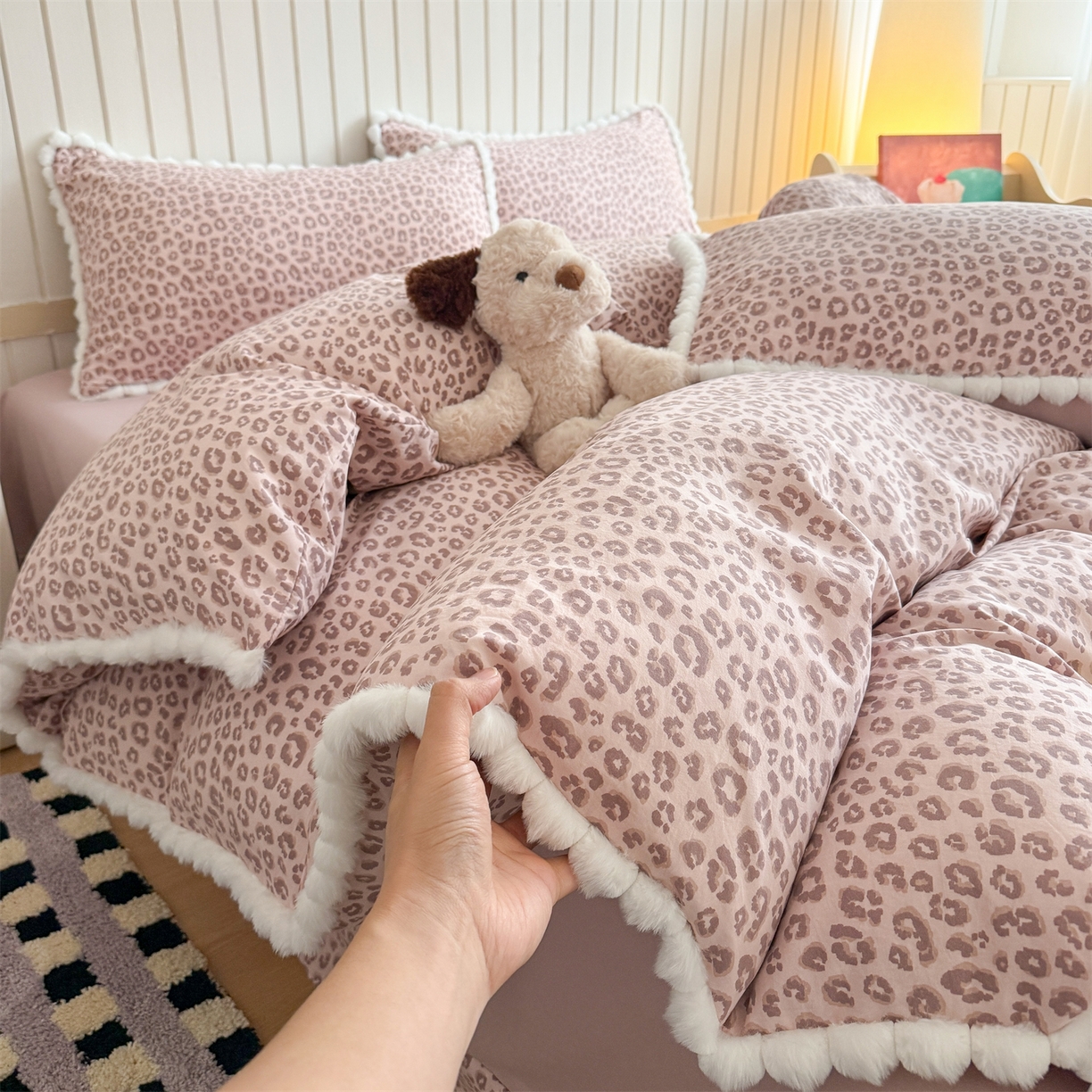 91家纺网 家纺一手货源 找家纺 吾欢心 2026春夏新款古法水洗仿棉毛球花边款四件套 粉豹纹