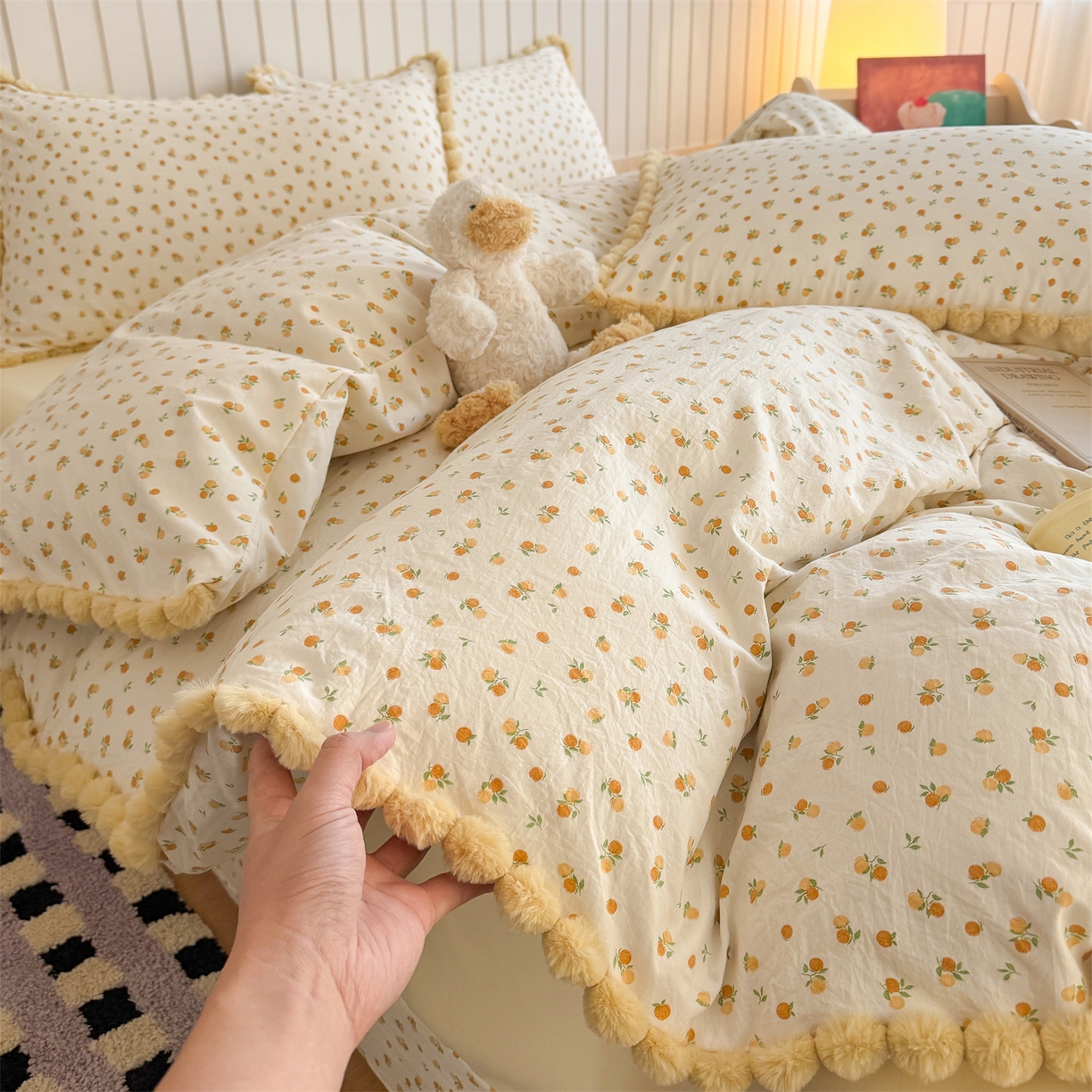 91家纺网 家纺一手货源 找家纺 吾欢心 2026春夏新款古法水洗仿棉毛球花边款四件套 小橘子