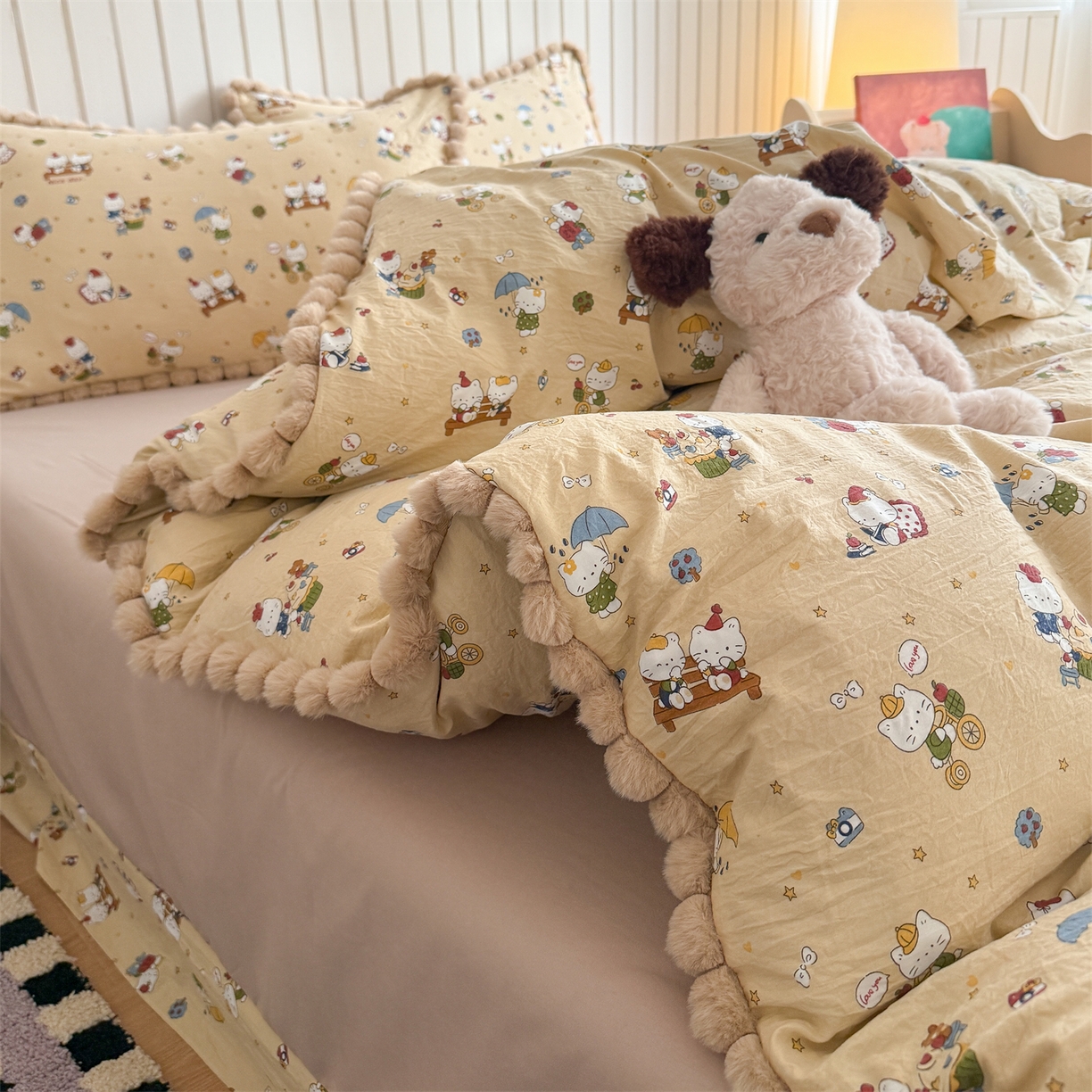 91家纺网 家纺一手货源 找家纺 吾欢心 2026春夏新款古法水洗仿棉毛球花边款四件套 猫猫乐园