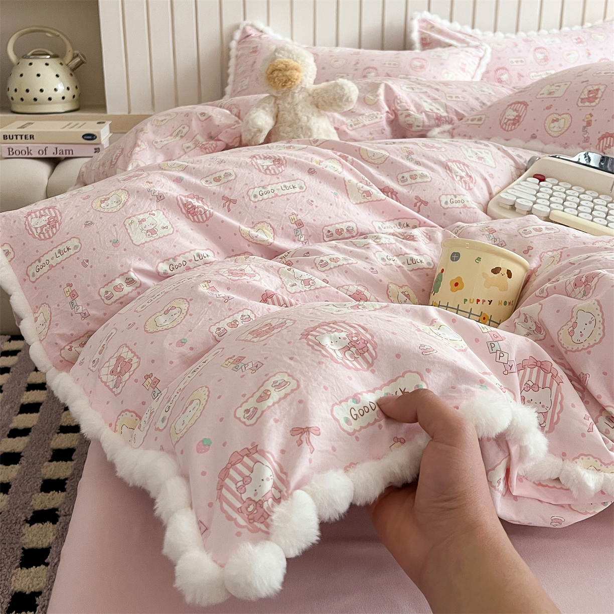 91家纺网 家纺一手货源 找家纺 吾欢心 2026春夏新款古法水洗仿棉毛球花边款四件套 幸运小猫