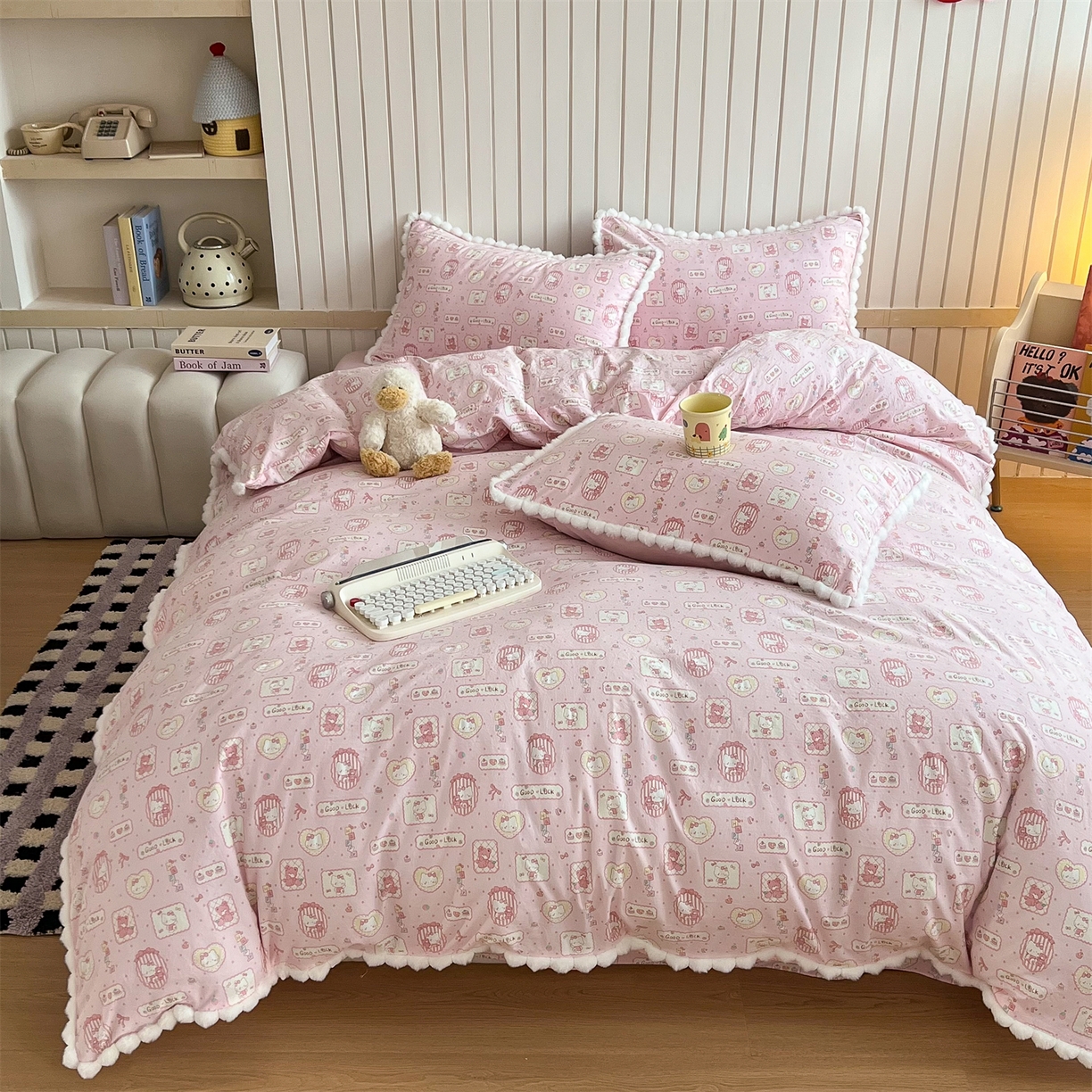 91家纺网 家纺一手货源 找家纺 吾欢心 2026春夏新款古法水洗仿棉毛球花边款四件套 幸运小猫