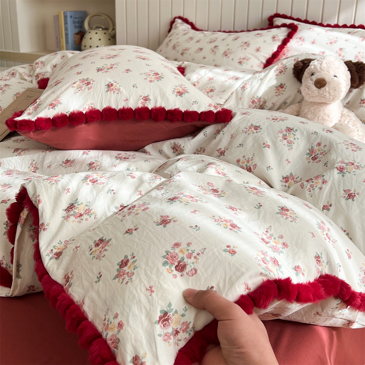 91家纺网 家纺一手货源 找家纺 吾欢心 2026春夏新款古法水洗仿棉毛球花边款四件套 花颜悦色