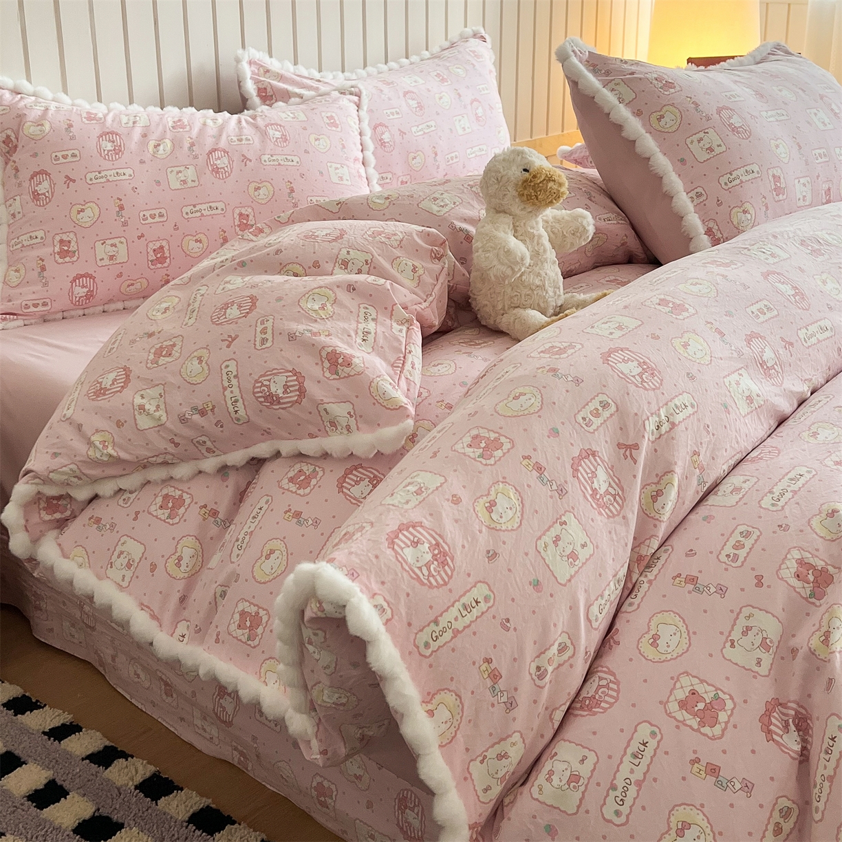 91家纺网 家纺一手货源 找家纺 吾欢心 2026春夏新款古法水洗仿棉毛球花边款四件套 幸运小猫