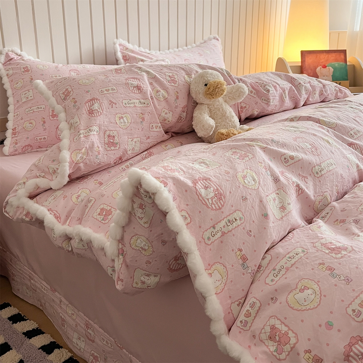 91家纺网 家纺一手货源 找家纺 吾欢心 2026春夏新款古法水洗仿棉毛球花边款四件套 幸运小猫