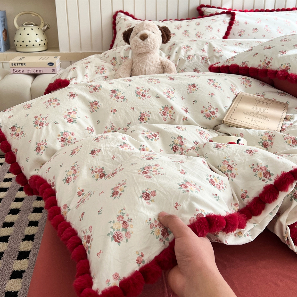 91家纺网 家纺一手货源 找家纺 吾欢心 2026春夏新款古法水洗仿棉毛球花边款四件套 花颜悦色