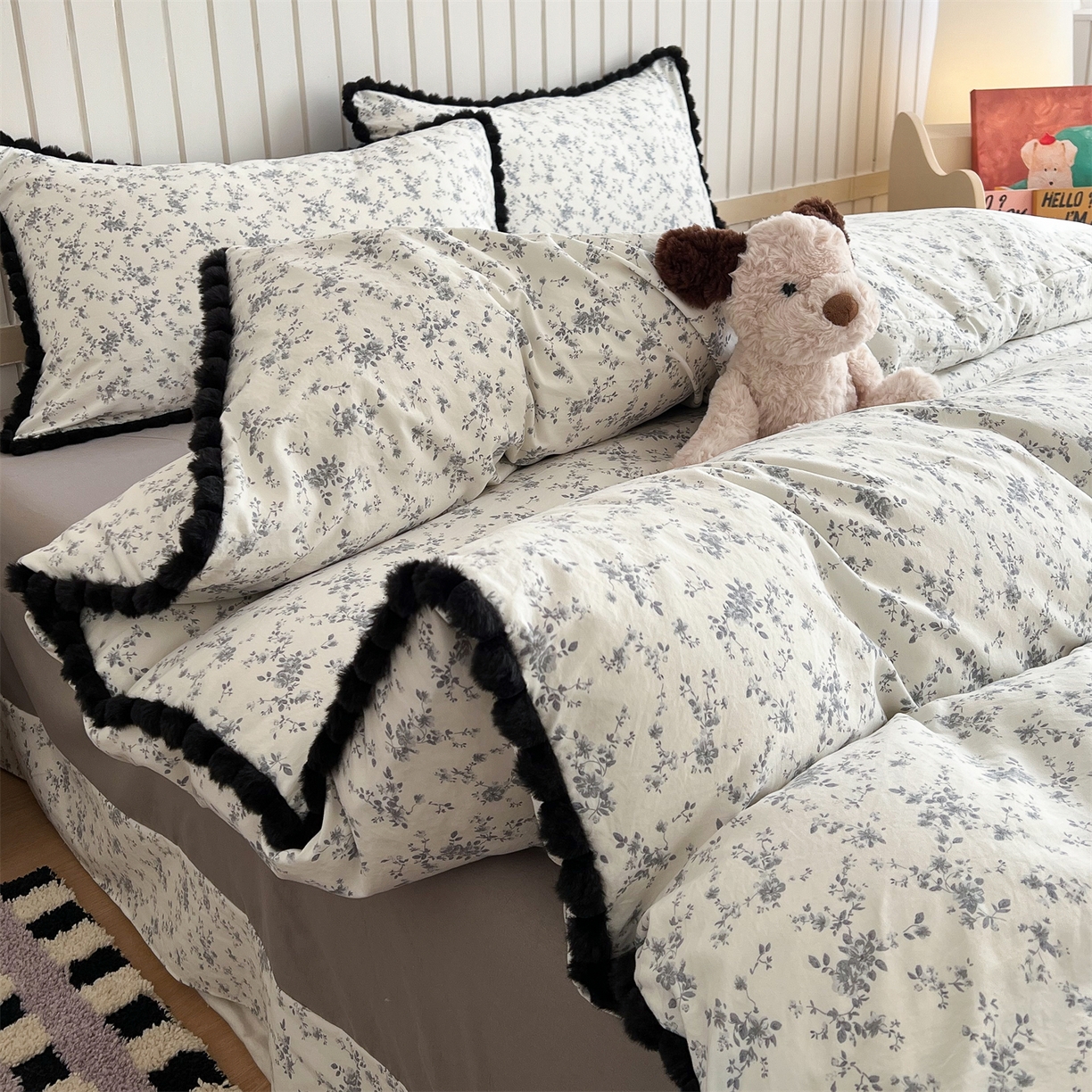 91家纺网 家纺一手货源 找家纺 吾欢心 2026春夏新款古法水洗仿棉毛球花边款四件套 茶野