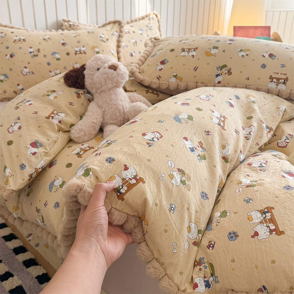 91家纺网 家纺一手货源 找家纺 吾欢心 2026春夏新款古法水洗仿棉毛球花边款四件套 猫猫乐园