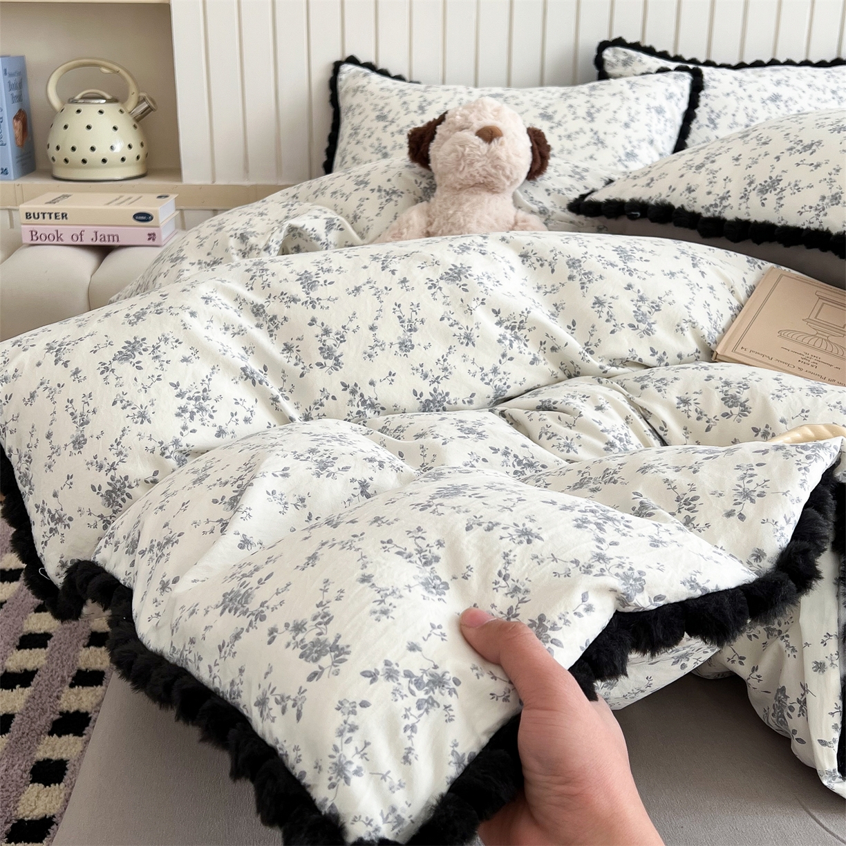 91家纺网 家纺一手货源 找家纺 吾欢心 2026春夏新款古法水洗仿棉毛球花边款四件套 茶野