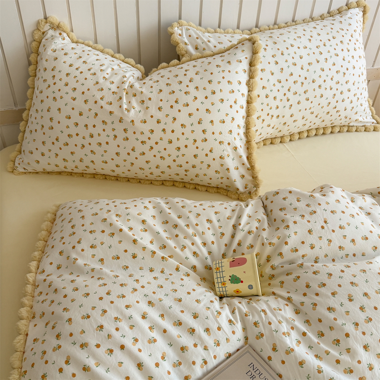 91家纺网 家纺一手货源 找家纺 吾欢心 2026春夏新款古法水洗仿棉毛球花边款四件套 小橘子