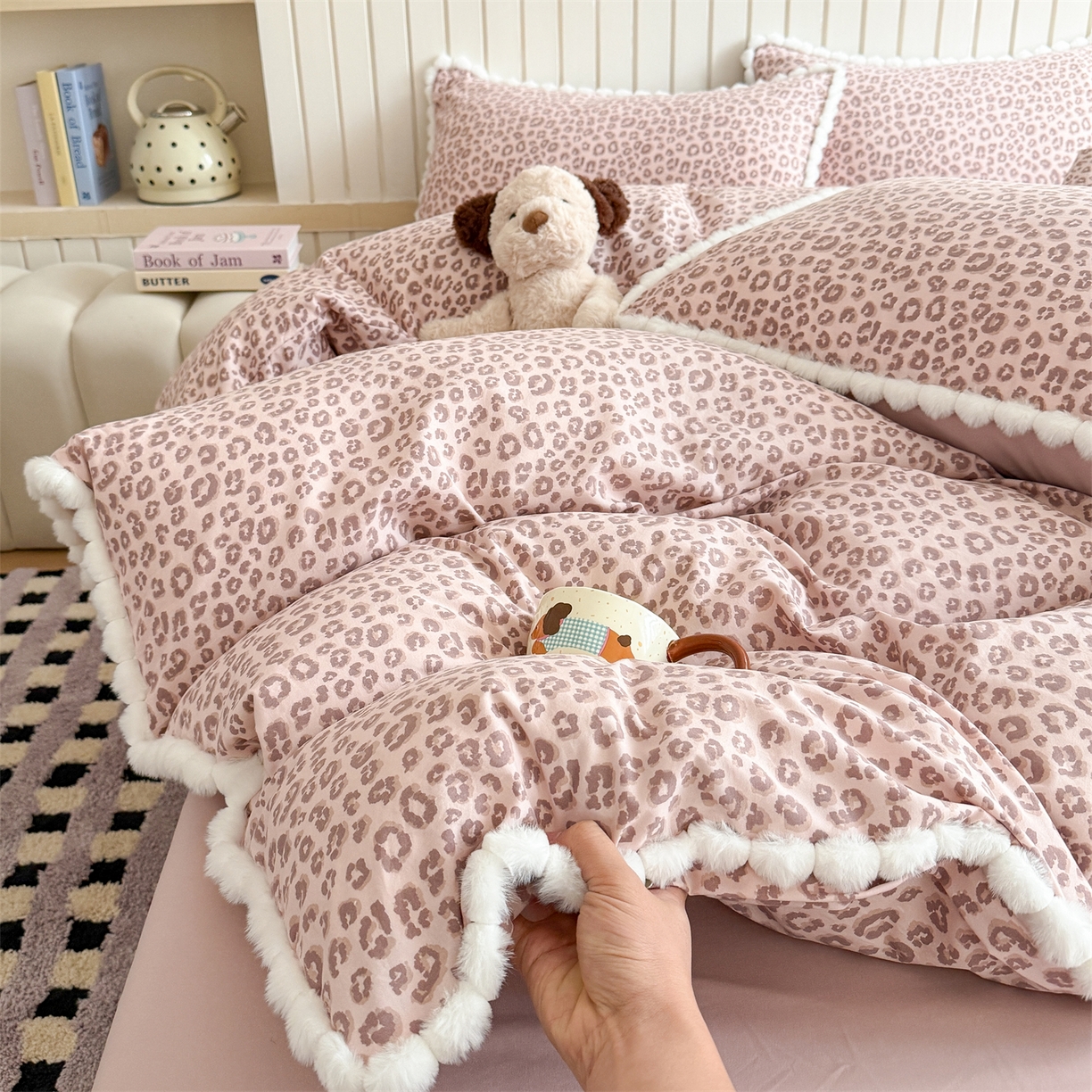 91家纺网 家纺一手货源 找家纺 吾欢心 2026春夏新款古法水洗仿棉毛球花边款四件套 粉豹纹