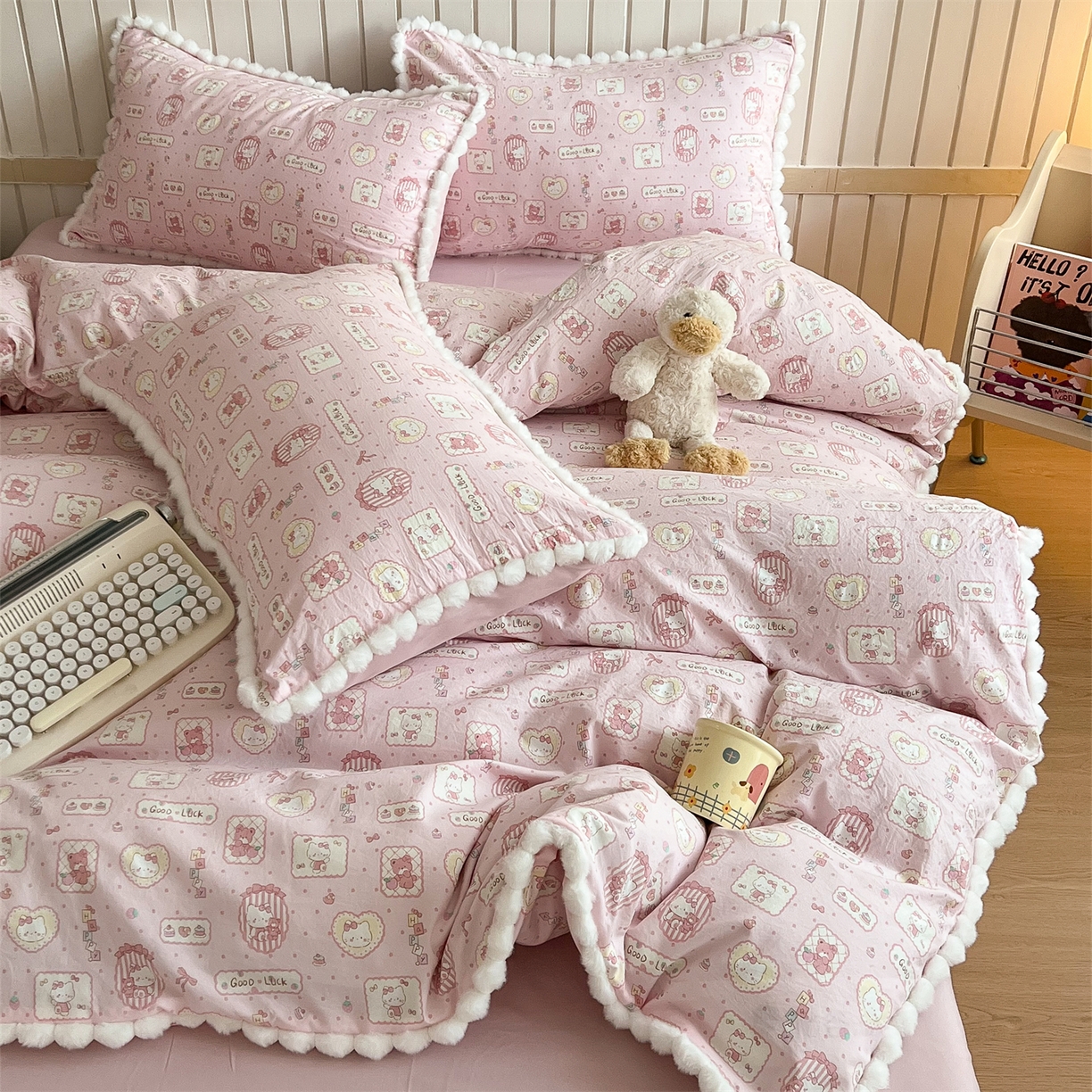 91家纺网 家纺一手货源 找家纺 吾欢心 2026春夏新款古法水洗仿棉毛球花边款四件套 幸运小猫