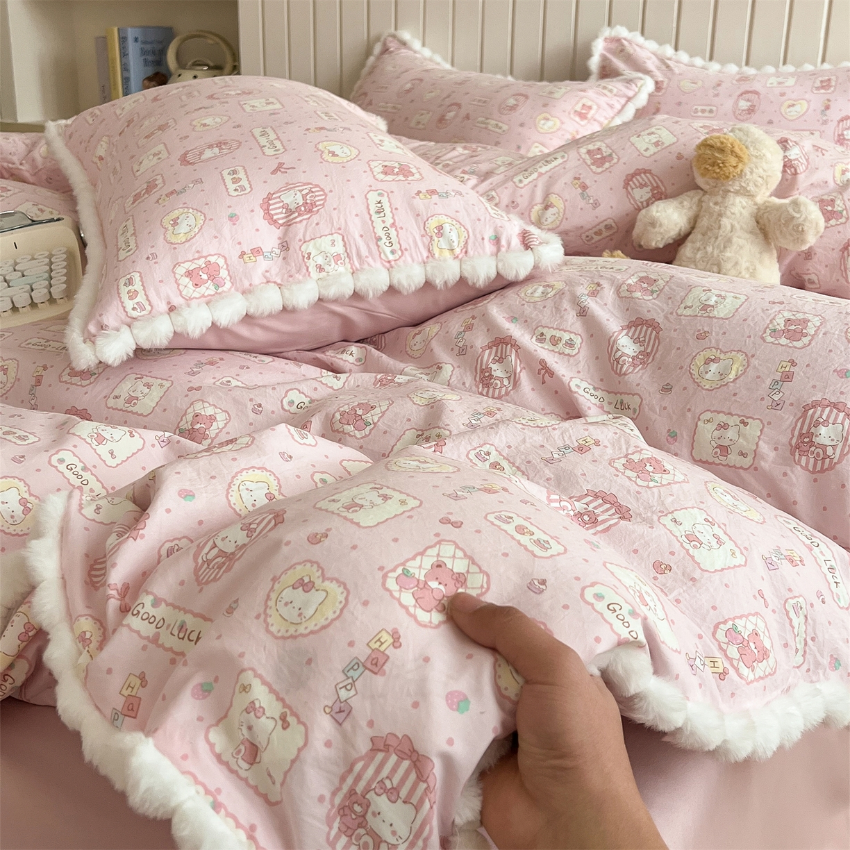 91家纺网 家纺一手货源 找家纺 吾欢心 2026春夏新款古法水洗仿棉毛球花边款四件套 幸运小猫