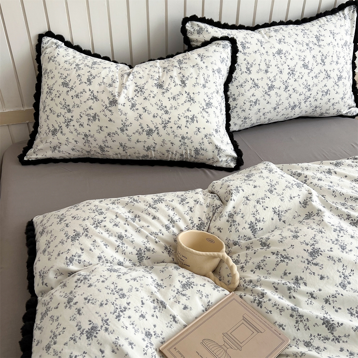 91家纺网 家纺一手货源 找家纺 吾欢心 2026春夏新款古法水洗仿棉毛球花边款四件套 茶野