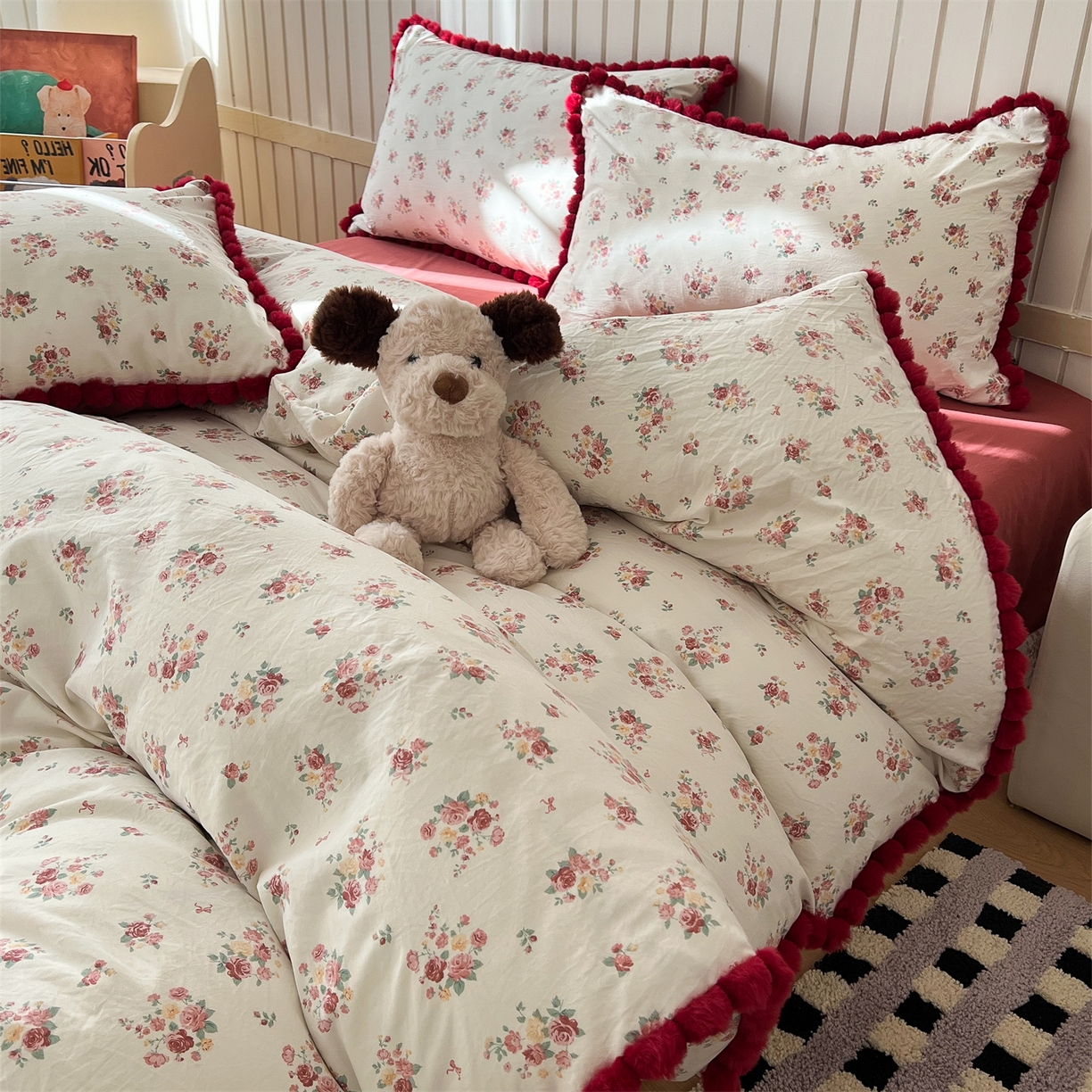 91家纺网 家纺一手货源 找家纺 吾欢心 2026春夏新款古法水洗仿棉毛球花边款四件套 花颜悦色