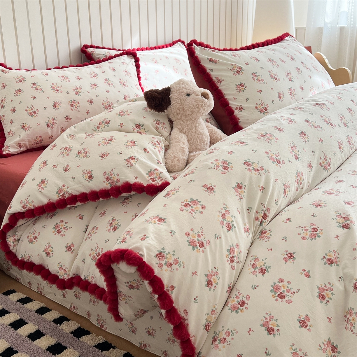 91家纺网 家纺一手货源 找家纺 吾欢心 2026春夏新款古法水洗仿棉毛球花边款四件套 花颜悦色