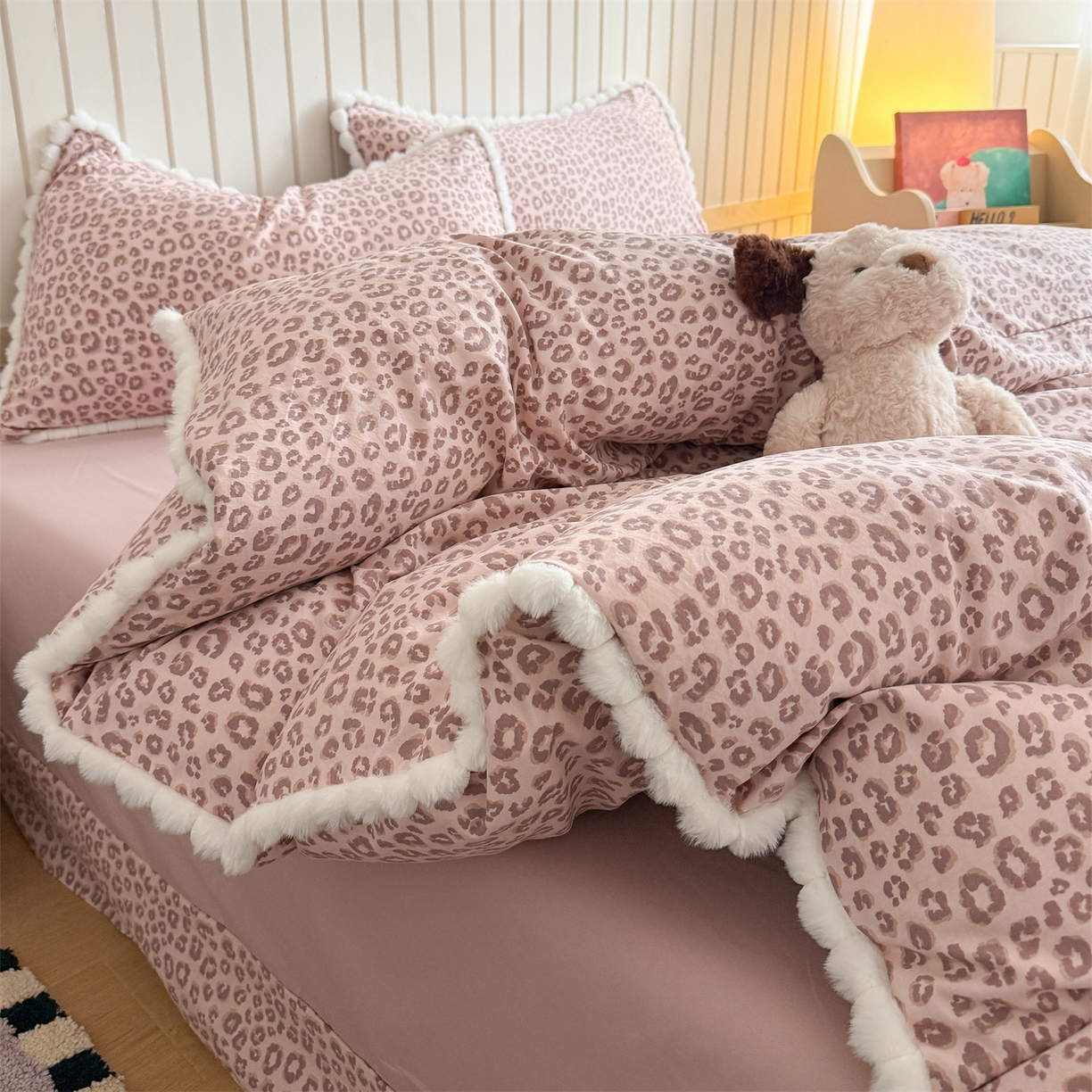 91家纺网 家纺一手货源 找家纺 吾欢心 2026春夏新款古法水洗仿棉毛球花边款四件套 粉豹纹