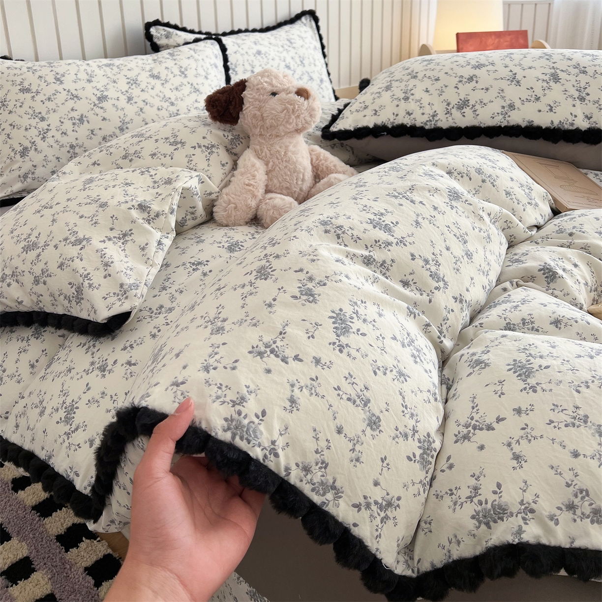 91家纺网 家纺一手货源 找家纺 吾欢心 2026春夏新款古法水洗仿棉毛球花边款四件套 茶野