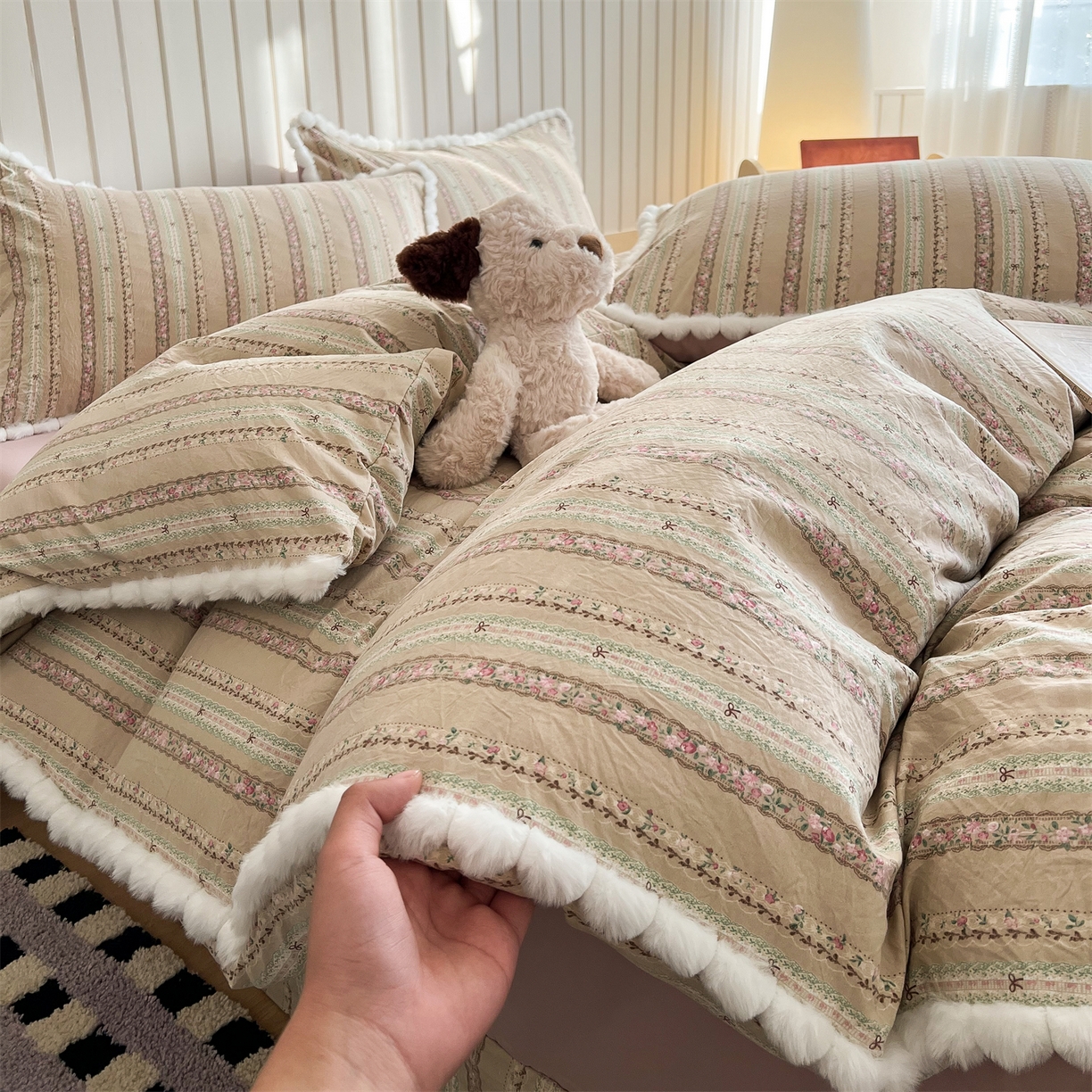 91家纺网 家纺一手货源 找家纺 吾欢心 2026春夏新款古法水洗仿棉毛球花边款四件套 椿屿