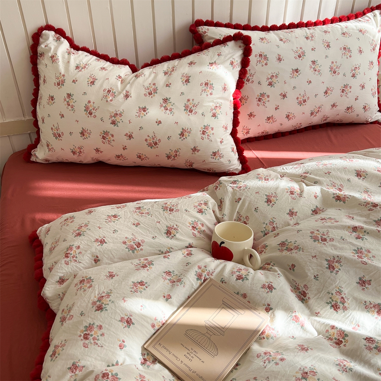 91家纺网 家纺一手货源 找家纺 吾欢心 2026春夏新款古法水洗仿棉毛球花边款四件套 花颜悦色