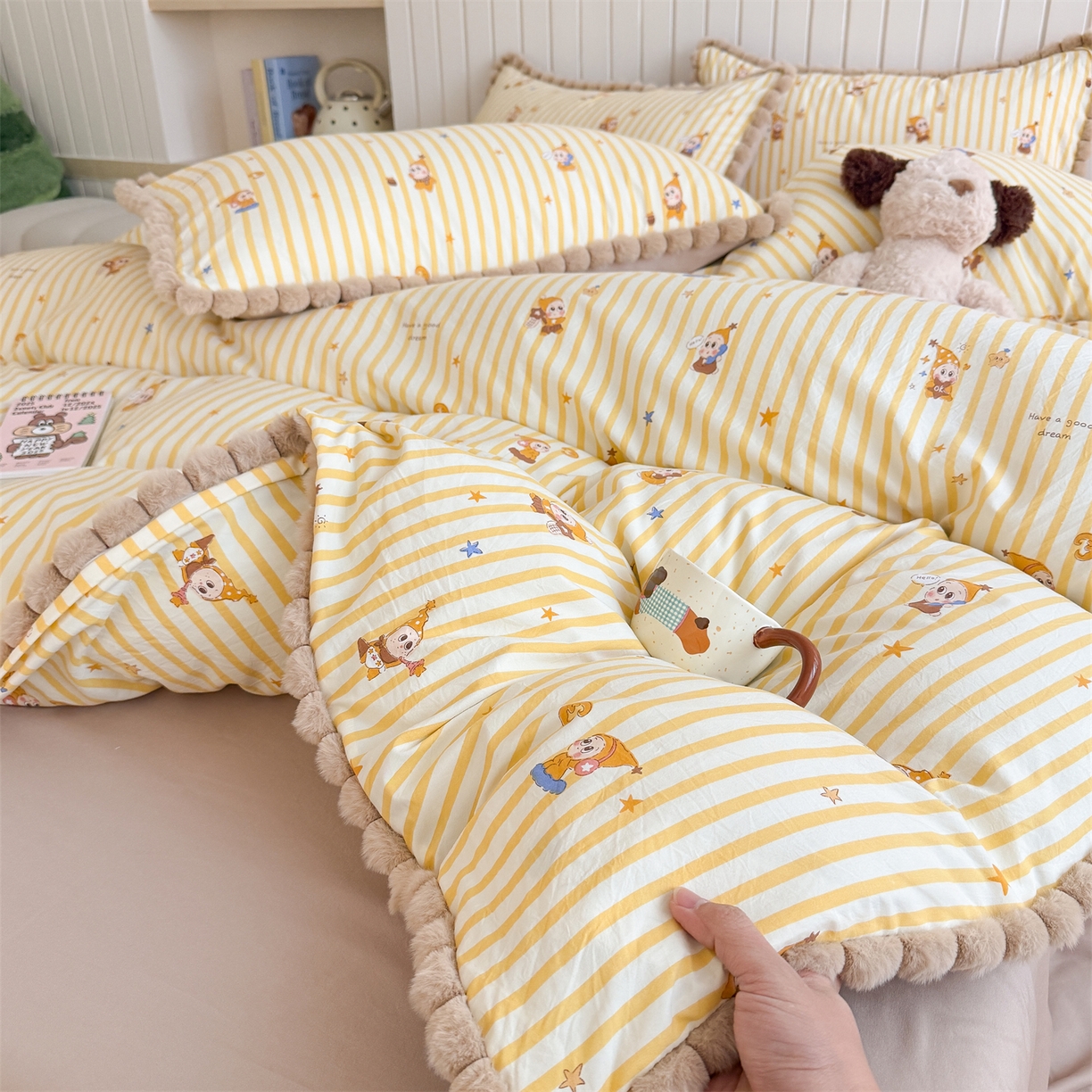 91家纺网 家纺一手货源 找家纺 吾欢心 2026春夏新款古法水洗仿棉毛球花边款四件套 萌星人